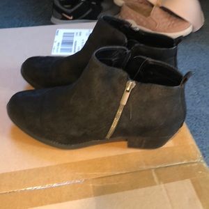 Women’s 9.5M Carlos Santana Bootie